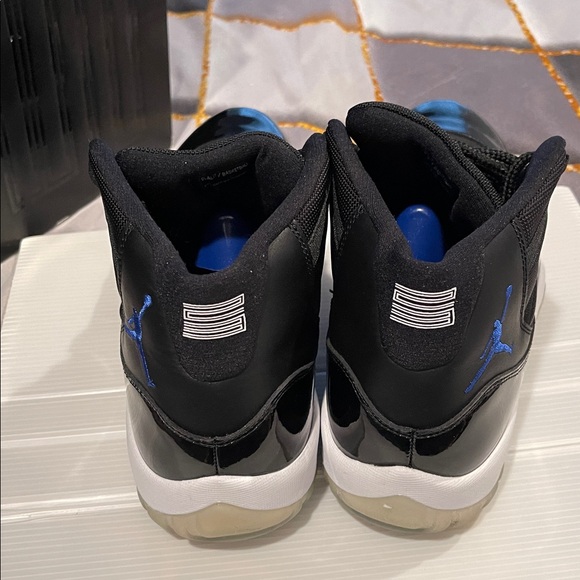 Men Air Jordon 11 Retro. Black white varsity blue. Worn in a photo shoot box’ - Picture 4 of 11